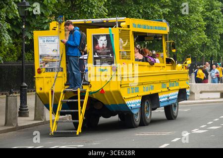 Geändert DUKW Amphibienfahrzeug aus dem Zweiten Weltkrieg von Viking Splash Tours, Dublin, Leinster, Irland verwendet Stockfoto