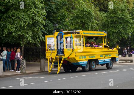 Geändert DUKW Amphibienfahrzeug aus dem Zweiten Weltkrieg von Viking Splash Tours, Dublin, Leinster, Irland verwendet Stockfoto