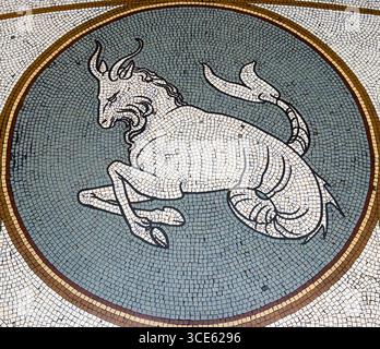 Steinbock Sternzeichen Design in Mosaik Fliesen dargestellt in die Kildare Street Rotunde, Nationalmuseum von Irland - Archäologie, Dublin, Leinster, Irela Stockfoto