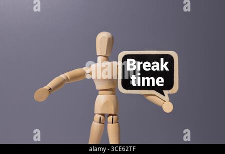 Pausenzeit mit Holzblöcken Buchstaben und Wecker auf hölzernem Hintergrund Stockfoto