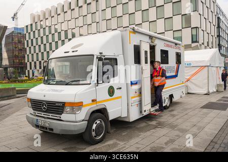 Irische Zivilschutz Mercedes-Benz Vario 815 D mobile Incident command Einheit, Grand Canal Square, Grand Canal Dock, Dublin, Leinster, Irland Stockfoto
