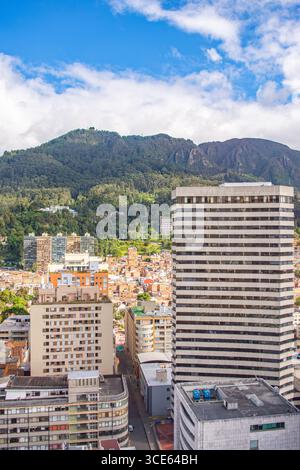 Ein Panoramablick auf Bogotá, Kolumbien, mit Gebäuden vor einem Hintergrund von üppigen Bergen und blauem Himmel. Stockfoto
