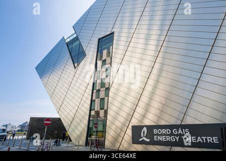 Nachmittags Sonnenlicht reflektiert von der Metallverkleidung des Bord Gáis Energy Theatre, Grand Canal Square, Docklands, Dublin, Leinster, Irland Stockfoto