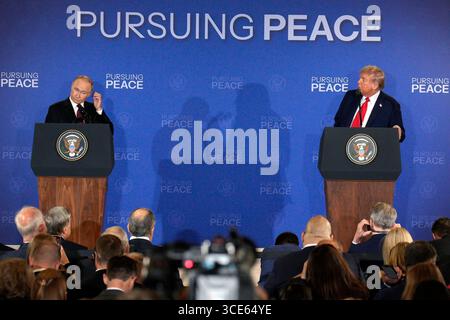 Anchorage, Alaska. August 2025. Der russische Präsident Wladimir Putin und Präsident Donald Trump veranstalten eine gemeinsame Pressekonferenz nach einem Treffen auf der Joint Base Elmendorf-Richardson in Anchorage, Alaska am Freitag, den 15. August 2025. Trump und Putin trafen sich, um den dreijährigen Konflikt zwischen Russland und der Ukraine zu diskutieren. Foto von Bob Strong/UPI Credit: UPI/Alamy Live News Stockfoto