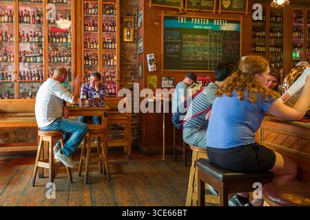 Zwei Männer sitzen auf Stühlen am Tisch mit Gläsern Bier im Pub zu, Essex Street, Temple Bar, Dublin, Leinster, Irland Stockfoto