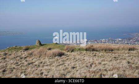 Largs, Ayrshire, Schottland. März 2025. Blick auf den Firth of Clyde vom Aussichtspunkt Haylie Brae, OS Map Ref. NS 214 585, an einem trüben Tag. Stockfoto
