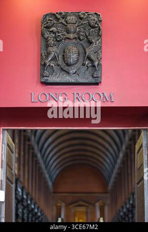 Schild über der Tür am Eingang des langen Raum in der alten Bibliothek, Trinity College, Dublin, Leinster, Irland Stockfoto