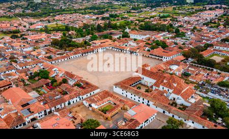 Atemberaubende Aussicht aus der Vogelperspektive auf Villa de Leyva, Boyaca, Kolumbien mit traditioneller Architektur und dem Hauptplatz. Stockfoto