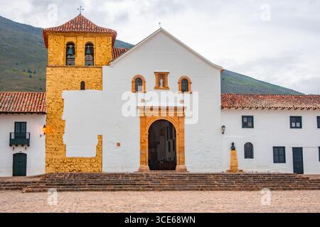 Ein wunderschöner Blick auf eine historische Kirche in Villa de Leyva, Boyacá, Kolumbien, mit einzigartigem architektonischem Design und malerischer Bergkulisse. Stockfoto