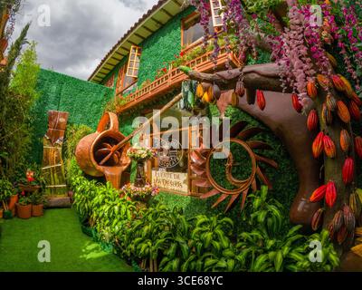 Ein wunderschön dekoriertes Schokoladengeschäft in Villa de Leyva, Boyacá, mit üppigem Grün und künstlerischen Elementen. Stockfoto