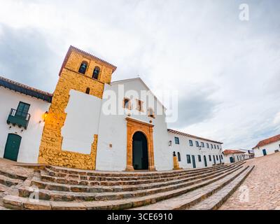 Bezaubernder architektonischer Blick auf ein historisches Gebäude in Villa de Leyva, Boyacá, Kolumbien, im traditionellen Kolonialstil. Stockfoto