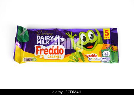 Cadbury Milchmilch Freddo Caramel Chocolate 5er-Pack – Wales, UK – 03. August 2025 Stockfoto