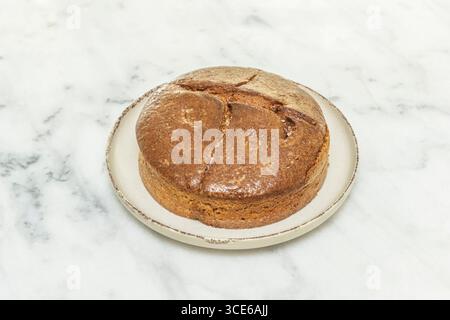 Karamellisierter Ananas-Biskuitkuchen mit Kokosnusscreme-Füllung und frischen, feuchten und aromatischen Früchten Stockfoto