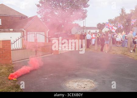 Leeds, Großbritannien. AUGUST 2025. Der Polizist hat sich in der vierten Woche in der Nähe des Britannia Hotels in Seacroft, Leeds, versammelt. Die Demonstranten der 'Stand Up Leeds' zündeten mehrere Fackeln an, und drei Gegenprotestierende wurden verhaftet, nachdem es zwischen Aktivisten und Polizei zu Streitigkeiten gekommen war. Credit Milo Chandler/Alamy Live News Stockfoto