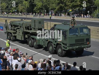 Editorial. 15. August 2025 in Warschau, Polen. Eine polnische Armee MIM-104 Patriot reitet eine Warschauer Straße hinunter. Die Zuschauer der Parade begrüßen die Soldaten. Stockfoto