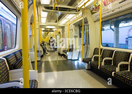 Im Zug auf der Circle Line an der Edgware Road Station, Marylebone, Westminster, London, England, Vereinigtes Königreich Stockfoto