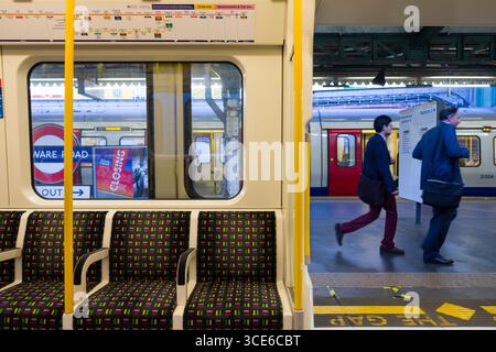 Im Zug auf der Circle Line an der Edgware Road Station, Marylebone, Westminster, London, England, Vereinigtes Königreich Stockfoto