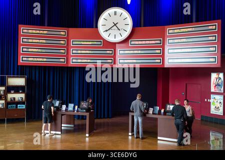 Große analoge Uhr und digitalen Anzeigen von kinoprogrammen über Self-service-Ticket Kiosk in der Lobby des Kinos Arclight, Santa Monica, Santa Stockfoto