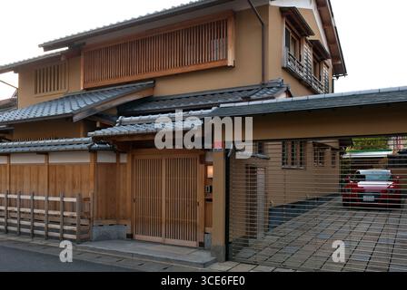 Typisch modernes, zweistöckiges Einfamilienhaus im japanischen Stil mit 'Koshimado' (Holzgitterfenster) und 'Kamayose' Holzzaun, Kyoto, Japan. Stockfoto