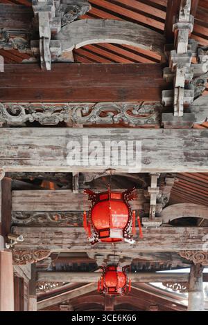 Architektonische Schönheit des alten chinesischen Tempels mit komplizierten Dachdekorationen und Laternen Stockfoto