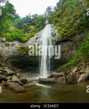 Ein atemberaubender Wasserfall, der sich über felsige Klippen stürzt, umgeben von üppigem Grün in Bahia Malaga, Valle del Cauca, Kolumbien. Stockfoto