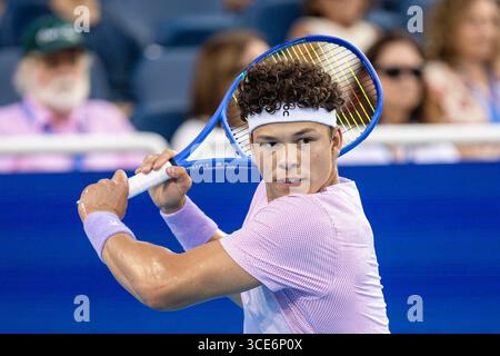 MASON, OHIO – 15. AUGUST: Ben Shelton aus den USA im Kampf gegen Alexander Zverev aus Deutschland am 9. Tag der Cincinnati Open im Lindner Family Tennis Center am 15. August 2025 in Mason, Ohio. (Foto: Mauricio Paiz) Stockfoto
