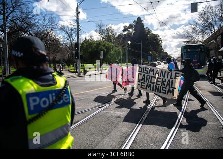 August 2025, Melbourne, Australien. Transgender-Rechte-Demonstranten marschieren durch Melbourne, nachdem sie gegen eine Anti-Trans-Kundgebung „Women will Speak“ protestiert haben, werden sie von der Polizei genau verfolgt. Quelle: Jay Kogler/Alamy Live News Stockfoto