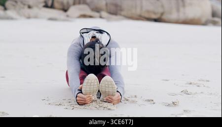Läufer, Fitness und Frau mit Stretching am Strand zum Laufen, Cardio-Workout und Flexibilität. Athlet, Person und Beine wärmen sich am Meer für auf Stockfoto