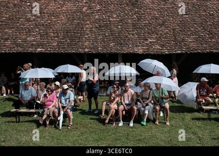 Die Haferlandwoche, das größte Festival Rumäniens, das sächsische Kultur, Traditionen und Tourismus fördert, findet in der Evangelischen Kirchenarchitektur in Bunesti statt. Das im Sommer 2012 initiierte Projekt konzentriert sich auf die Region zwischen Rupea und Sighisoara, auch Haferland genannt. Die Veranstaltung 2025 umfasst unter anderem die Jugendblaskapelle Kronstadt, traditionelle Volkstänze und Kunsthandwerkstätten. Stockfoto
