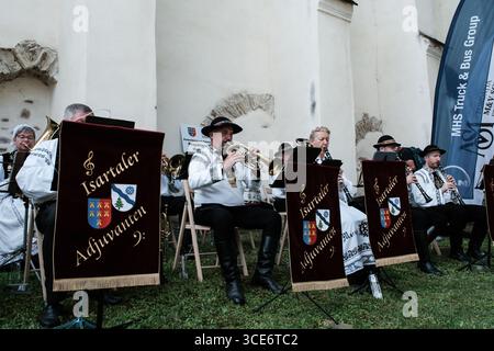 Die Haferlandwoche, das größte Festival Rumäniens, das sächsische Kultur, Traditionen und Tourismus fördert, findet in der Evangelischen Kirchenarchitektur in Bunesti statt. Das im Sommer 2012 initiierte Projekt konzentriert sich auf die Region zwischen Rupea und Sighisoara, auch Haferland genannt. Die Veranstaltung 2025 umfasst unter anderem die Jugendblaskapelle Kronstadt, traditionelle Volkstänze und Kunsthandwerkstätten. Stockfoto