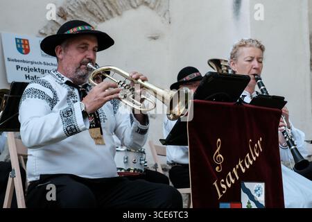 Die Haferlandwoche, das größte Festival Rumäniens, das sächsische Kultur, Traditionen und Tourismus fördert, findet in der Evangelischen Kirchenarchitektur in Bunesti statt. Das im Sommer 2012 initiierte Projekt konzentriert sich auf die Region zwischen Rupea und Sighisoara, auch Haferland genannt. Die Veranstaltung 2025 umfasst unter anderem die Jugendblaskapelle Kronstadt, traditionelle Volkstänze und Kunsthandwerkstätten. Stockfoto