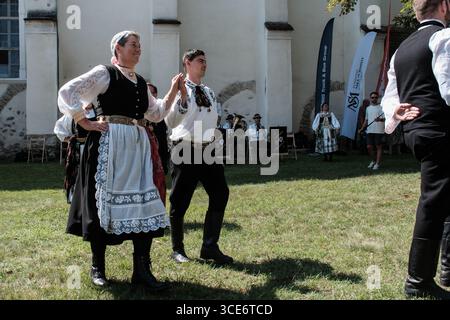 Die Haferlandwoche, das größte Festival Rumäniens, das sächsische Kultur, Traditionen und Tourismus fördert, findet in der Evangelischen Kirchenarchitektur in Bunesti statt. Das im Sommer 2012 initiierte Projekt konzentriert sich auf die Region zwischen Rupea und Sighisoara, auch Haferland genannt. Die Veranstaltung 2025 umfasst unter anderem die Jugendblaskapelle Kronstadt, traditionelle Volkstänze und Kunsthandwerkstätten. Stockfoto