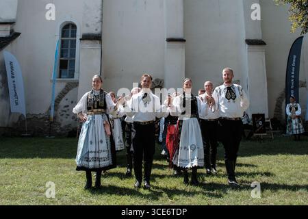 Die Haferlandwoche, das größte Festival Rumäniens, das sächsische Kultur, Traditionen und Tourismus fördert, findet in der Evangelischen Kirchenarchitektur in Bunesti statt. Das im Sommer 2012 initiierte Projekt konzentriert sich auf die Region zwischen Rupea und Sighisoara, auch Haferland genannt. Die Veranstaltung 2025 umfasst unter anderem die Jugendblaskapelle Kronstadt, traditionelle Volkstänze und Kunsthandwerkstätten. Stockfoto