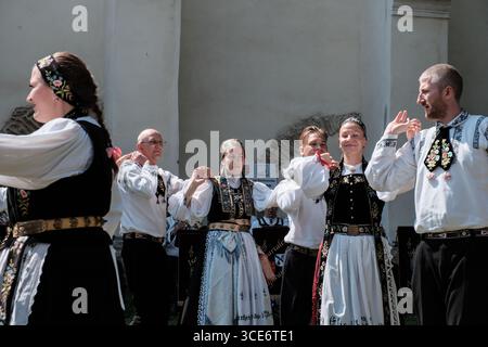 Die Haferlandwoche, das größte Festival Rumäniens, das sächsische Kultur, Traditionen und Tourismus fördert, findet in der Evangelischen Kirchenarchitektur in Bunesti statt. Das im Sommer 2012 initiierte Projekt konzentriert sich auf die Region zwischen Rupea und Sighisoara, auch Haferland genannt. Die Veranstaltung 2025 umfasst unter anderem die Jugendblaskapelle Kronstadt, traditionelle Volkstänze und Kunsthandwerkstätten. Stockfoto