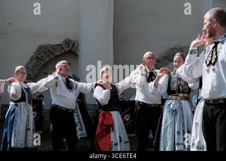 Die Haferlandwoche, das größte Festival Rumäniens, das sächsische Kultur, Traditionen und Tourismus fördert, findet in der Evangelischen Kirchenarchitektur in Bunesti statt. Das im Sommer 2012 initiierte Projekt konzentriert sich auf die Region zwischen Rupea und Sighisoara, auch Haferland genannt. Die Veranstaltung 2025 umfasst unter anderem die Jugendblaskapelle Kronstadt, traditionelle Volkstänze und Kunsthandwerkstätten. Stockfoto