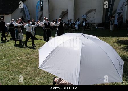 Die Haferlandwoche, das größte Festival Rumäniens, das sächsische Kultur, Traditionen und Tourismus fördert, findet in der Evangelischen Kirchenarchitektur in Bunesti statt. Das im Sommer 2012 initiierte Projekt konzentriert sich auf die Region zwischen Rupea und Sighisoara, auch Haferland genannt. Die Veranstaltung 2025 umfasst unter anderem die Jugendblaskapelle Kronstadt, traditionelle Volkstänze und Kunsthandwerkstätten. Stockfoto