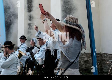 Die Haferlandwoche, das größte Festival Rumäniens, das sächsische Kultur, Traditionen und Tourismus fördert, findet in der Evangelischen Kirchenarchitektur in Bunesti statt. Das im Sommer 2012 initiierte Projekt konzentriert sich auf die Region zwischen Rupea und Sighisoara, auch Haferland genannt. Die Veranstaltung 2025 umfasst unter anderem die Jugendblaskapelle Kronstadt, traditionelle Volkstänze und Kunsthandwerkstätten. Stockfoto