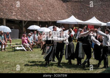 Die Haferlandwoche, das größte Festival Rumäniens, das sächsische Kultur, Traditionen und Tourismus fördert, findet in der Evangelischen Kirchenarchitektur in Bunesti statt. Das im Sommer 2012 initiierte Projekt konzentriert sich auf die Region zwischen Rupea und Sighisoara, auch Haferland genannt. Die Veranstaltung 2025 umfasst unter anderem die Jugendblaskapelle Kronstadt, traditionelle Volkstänze und Kunsthandwerkstätten. Stockfoto