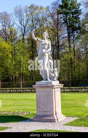 München - 20. April 2015: Statuen auf dem Schloss Oberschleissheim, München. Das neue Schloss wurde 1719 mit dem berühmten Hofgarten erbaut. Stockfoto