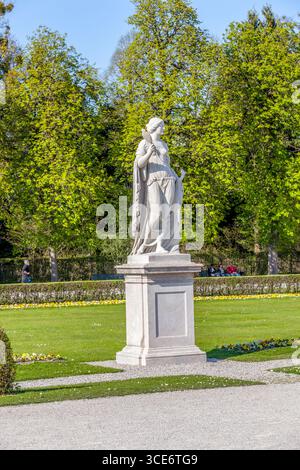 München - 20. April 2015: Statuen auf dem Schloss Oberschleissheim, München. Das neue Schloss wurde 1719 mit dem berühmten Hofgarten erbaut. Stockfoto