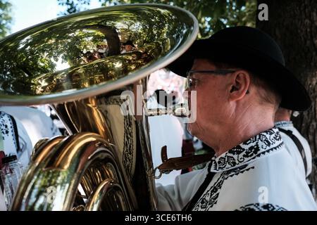 Die Haferlandwoche, das größte Festival Rumäniens, das sächsische Kultur, Traditionen und Tourismus fördert, findet in der Evangelischen Kirchenarchitektur in Bunesti statt. Das im Sommer 2012 initiierte Projekt konzentriert sich auf die Region zwischen Rupea und Sighisoara, auch Haferland genannt. Die Veranstaltung 2025 umfasst unter anderem die Jugendblaskapelle Kronstadt, traditionelle Volkstänze und Kunsthandwerkstätten. Stockfoto