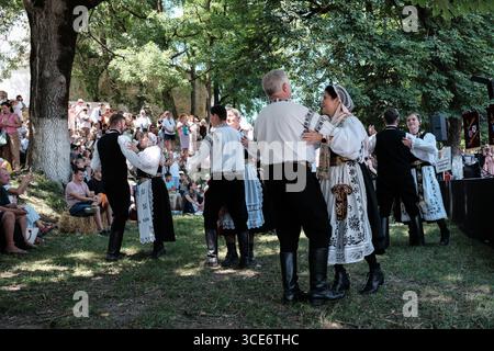 Die Haferlandwoche, das größte Festival Rumäniens, das sächsische Kultur, Traditionen und Tourismus fördert, findet in der Evangelischen Kirchenarchitektur in Bunesti statt. Das im Sommer 2012 initiierte Projekt konzentriert sich auf die Region zwischen Rupea und Sighisoara, auch Haferland genannt. Die Veranstaltung 2025 umfasst unter anderem die Jugendblaskapelle Kronstadt, traditionelle Volkstänze und Kunsthandwerkstätten. Stockfoto
