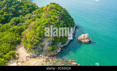 Malerischer Blick aus der Vogelperspektive auf üppige grüne Hügel und türkisfarbenes Wasser in Santa Marta, Magdalena, Kolumbien. Stockfoto