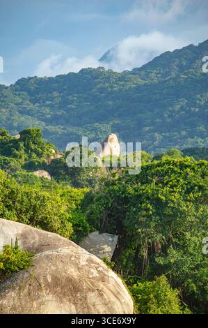 Atemberaubende Landschaft mit üppigem Grün und Felsformationen im Tayrona Park, Santa Marta, Magdalena, Kolumbien. Stockfoto