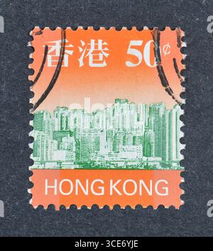 Gestempelte Briefmarke, gedruckt von Brasilien, die Skyline von Hongkong zeigt, um 1997. Stockfoto