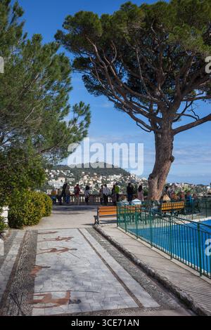Menschen auf der Aussichtsplattform auf dem Schlosshügel in Nizza, Frankreich Stockfoto