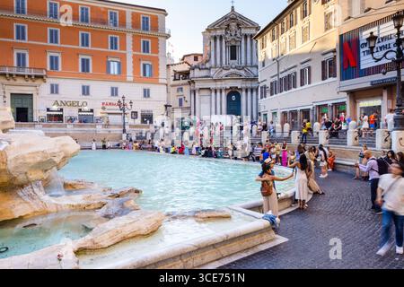 Der Trevi-Brunnen (italienisch: Fontana di Trevi) ist ein Brunnen aus dem 18. Jahrhundert im Stadtteil Trevi in Rom, Italien, der von dem italienischen Architekten Nicola entworfen wurde Stockfoto