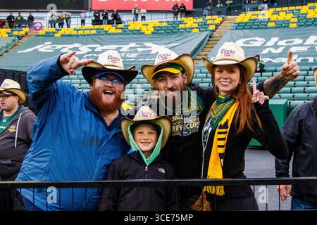 Edmonton, Kanada. August 2025. Die Fans der Edmonton Elks bejubeln das Spiel zwischen den Toronto Argonauts und den Edmonton Elks während der regulären CFL-Saison im Commonwealth Stadium. Endpunktzahl Edmonton Elks (3-7) : Toronto Argonauts (2-8) Credit: SOPA Images Limited/Alamy Live News Stockfoto