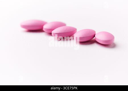 Multivitamintabletten auf hellem Papierhintergrund. Nahaufnahme. Kopierbereich Stockfoto