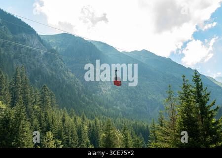 Seilbahn über das üppige grüne Tal im transfagarasan, rumänien Stockfoto